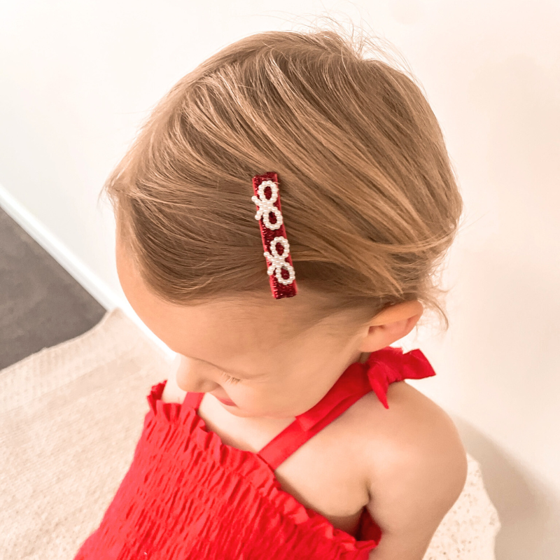 Merry Pearl Bow Clip – a festive red clip adorned with delicate white pearl bows, measuring approximately 5cm. Perfect for holiday parties, family gatherings, and everyday wear.