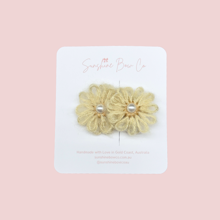 Pearl flower hair clip for girls in a neutral color, elegant and versatile for any hairstyle.